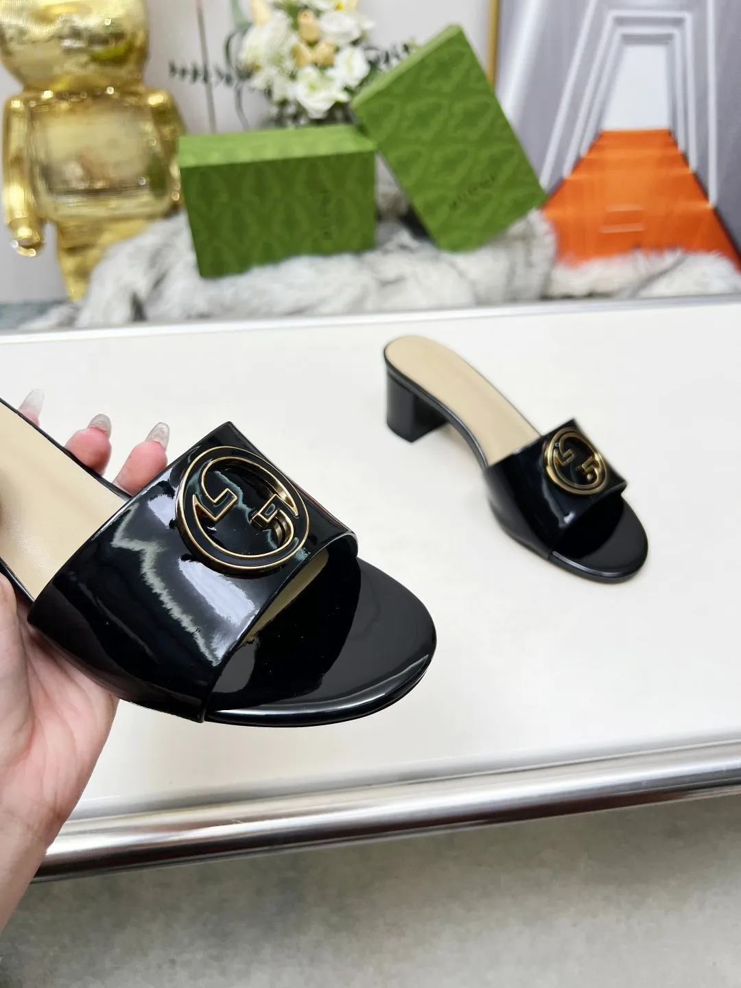 👟👟Ex-factory price 360👟👟 Genuine leather sole +40 Gucci 𝟐𝟎𝟐5 new spring and summer double G buckle round toe medium heel slippers, this G family series of slippers are so beautiful, high-end must buy~ The double G Logo is so beautiful on the feet, a classy style! The buttons have the GUCCI logo. Fabric: Cowhide Lining: Sheepskin lining Sheepskin pad Heel height: 5CM Sole: Italian genuine leather outsole Size: 35-44 [42 43 44 customized]